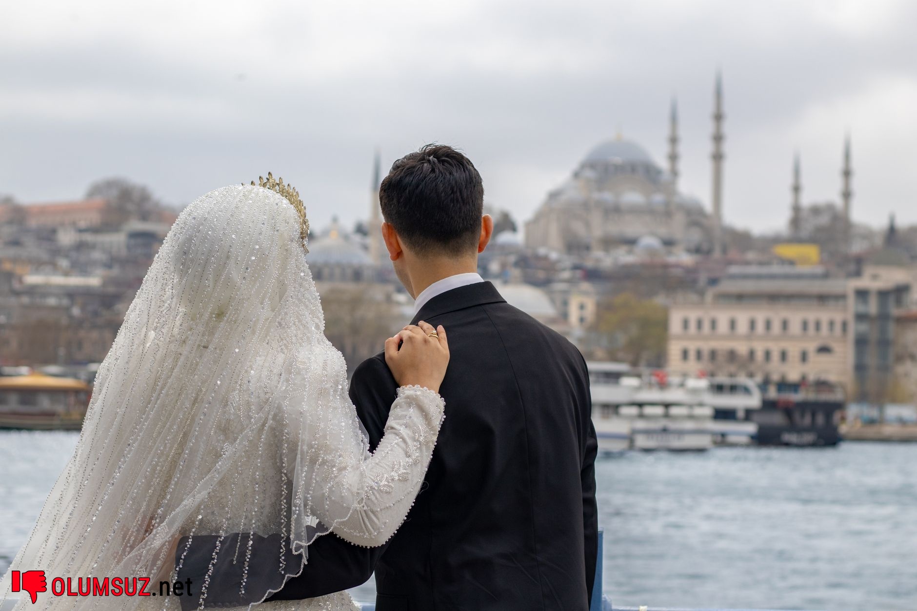 Anksiyete belirtileri gösteren, boğaz bölgesini işaretleyen eller