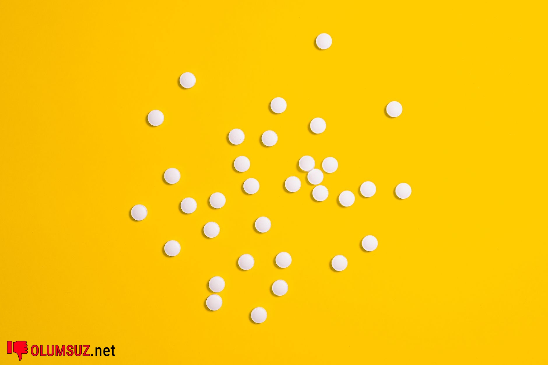 Tabletten mide rahatsızlığı olan bir kişi sağ elinde tutuyor