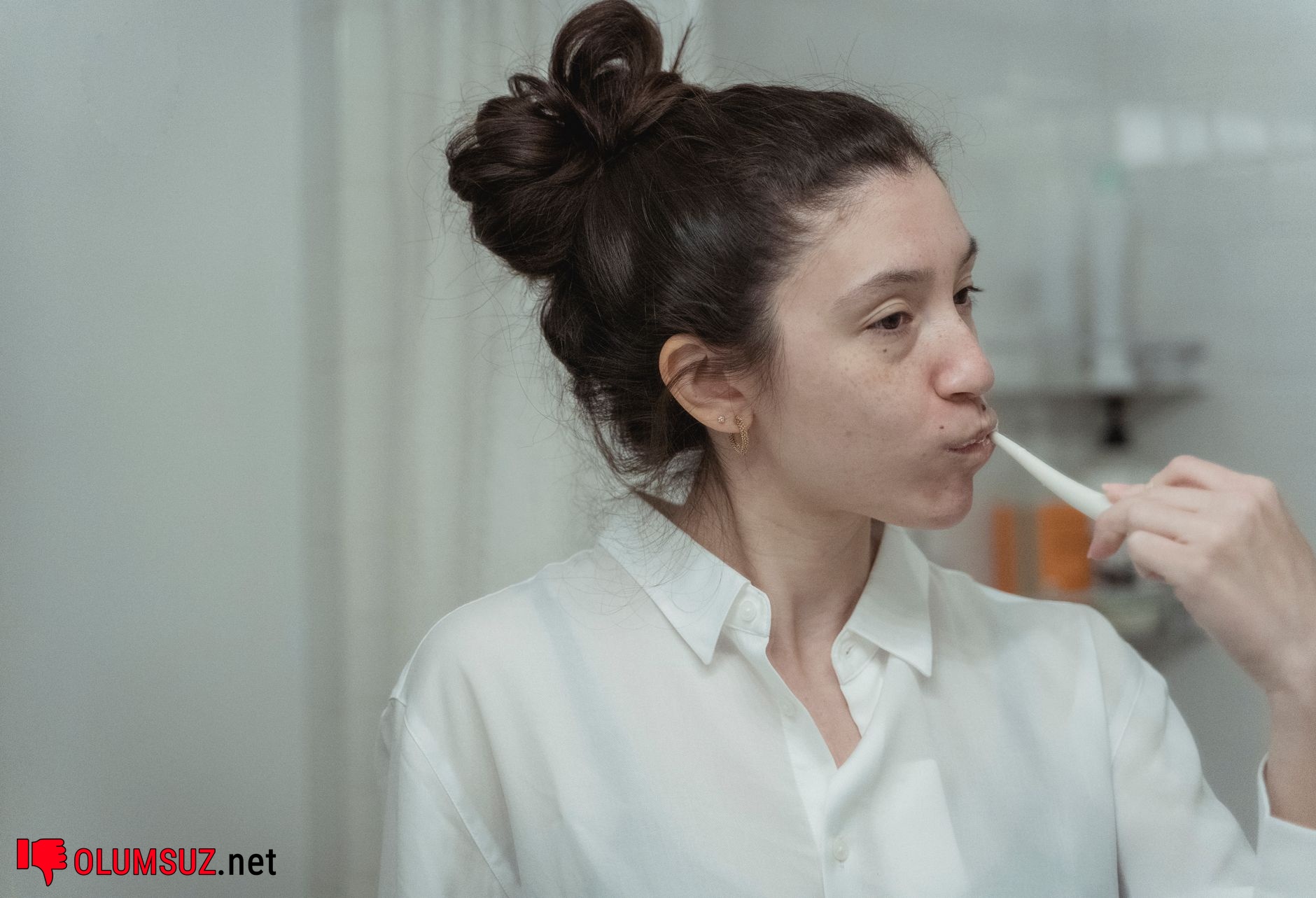 Diş hekimi muayenesinde hassasiyet testi yapan kadın