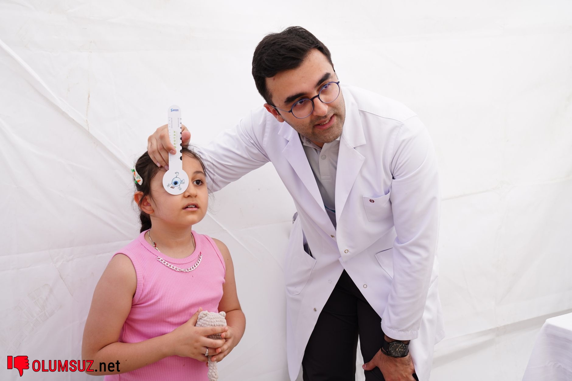 Ebeveyn çocuğun florür dozunu ölçerken endişeli