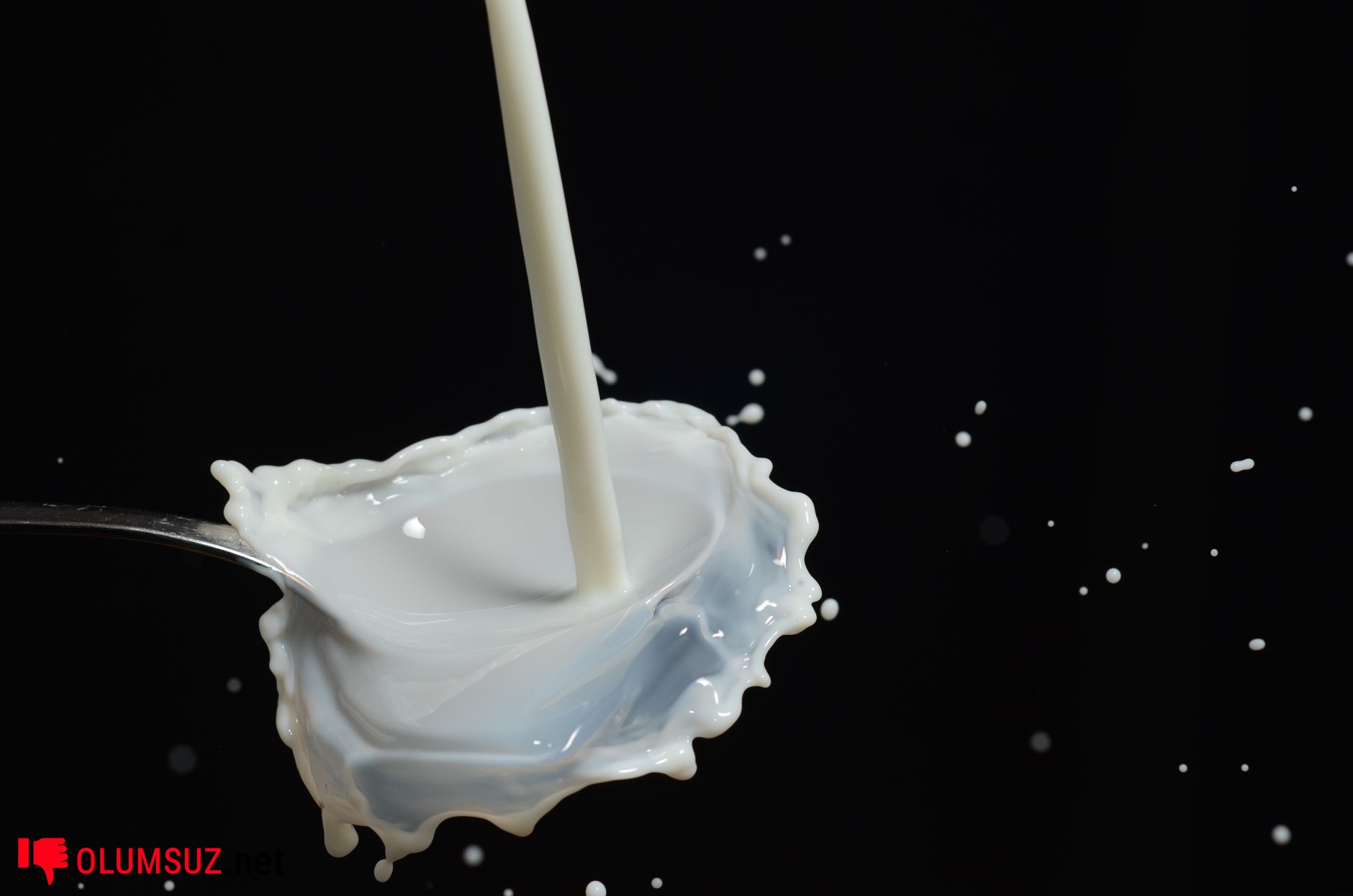 Laktoz intoleransı belirtileri ve mide rahatsızlığı görseli