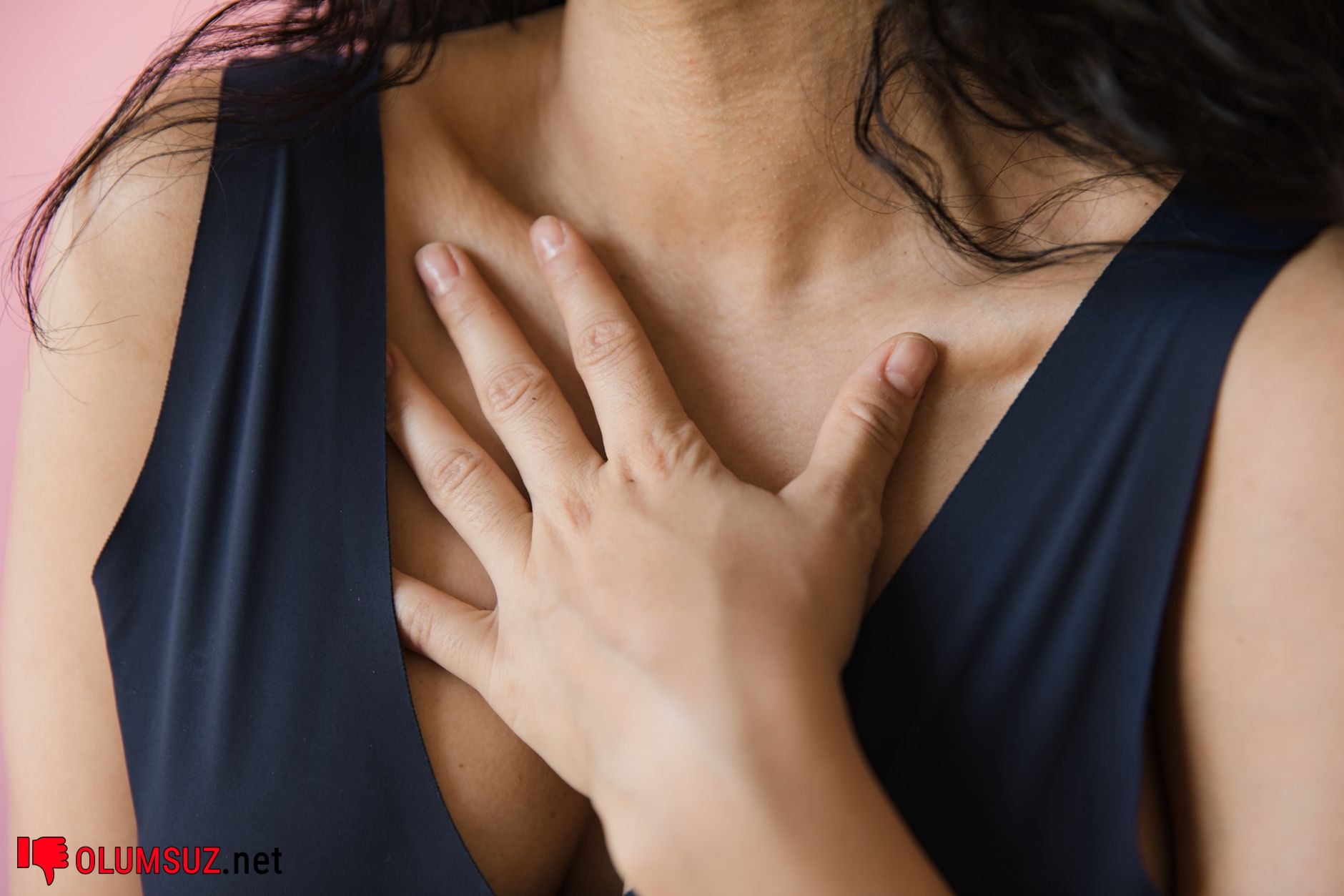 Kalp ve göğüs anatomisi üzerinde odaklanmış görsel
