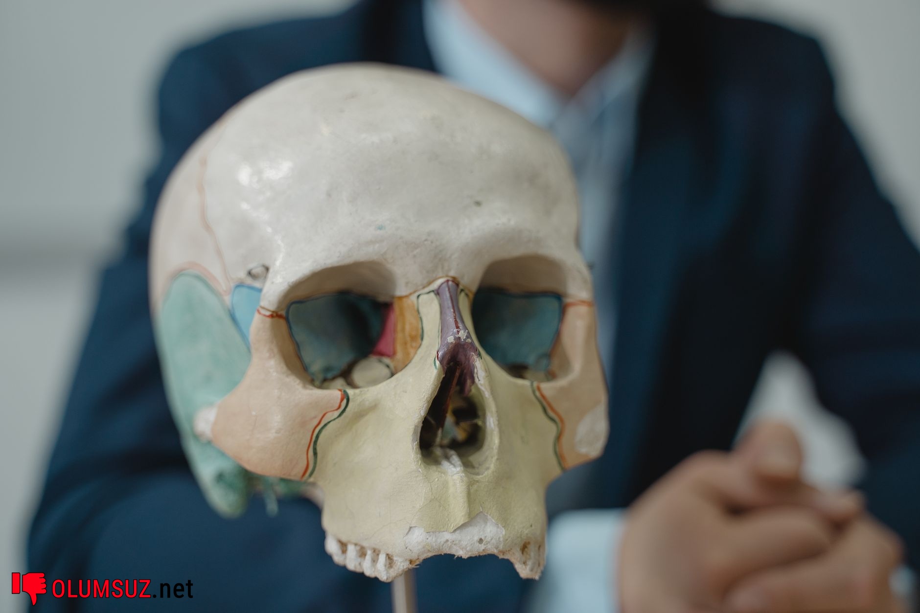 Doktor, kemik yoğunluğu ölçümü yapan hastayı bilgilendiriyor