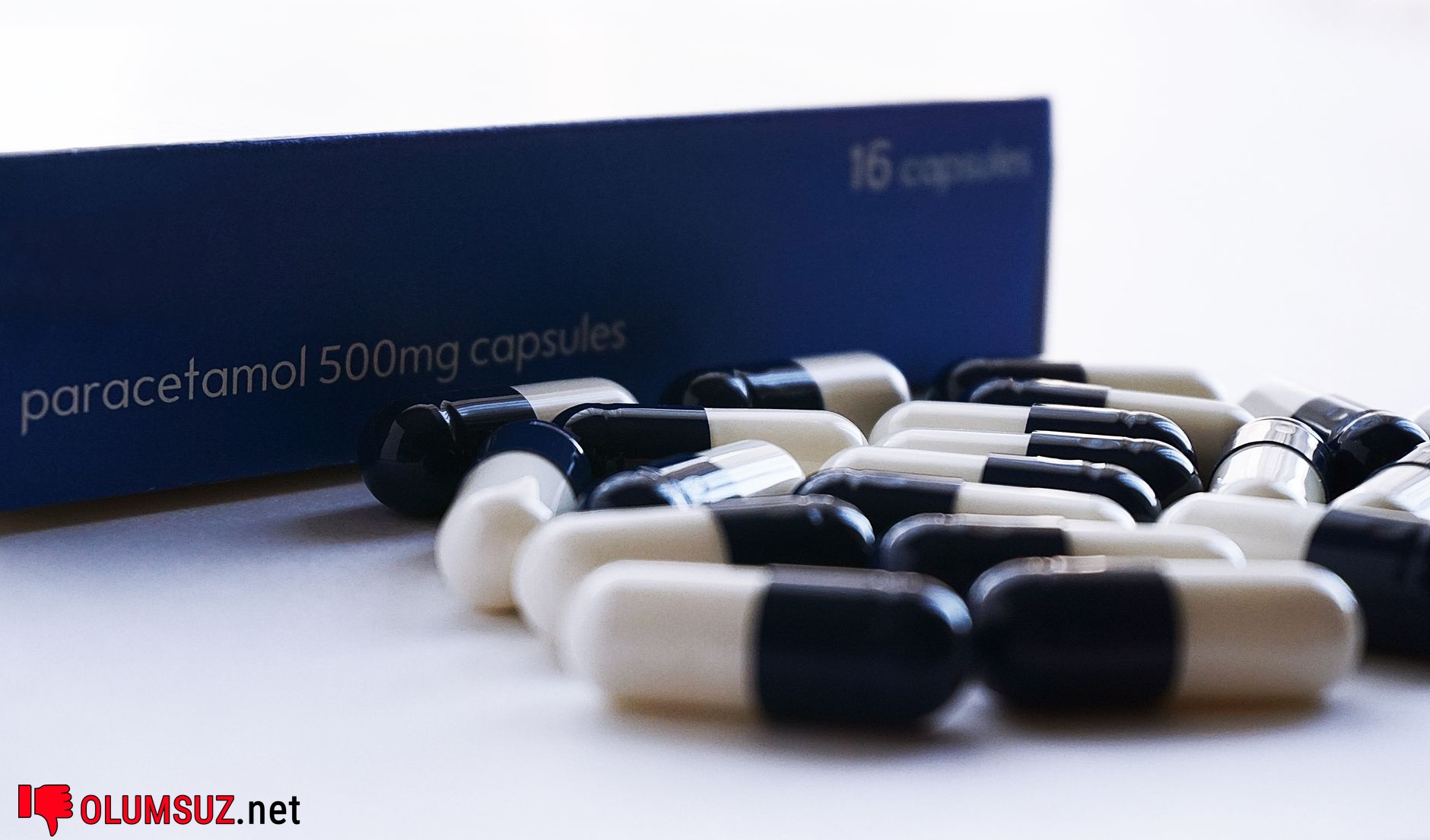 Paracetamol ve ibuprofen kutuları yan yana