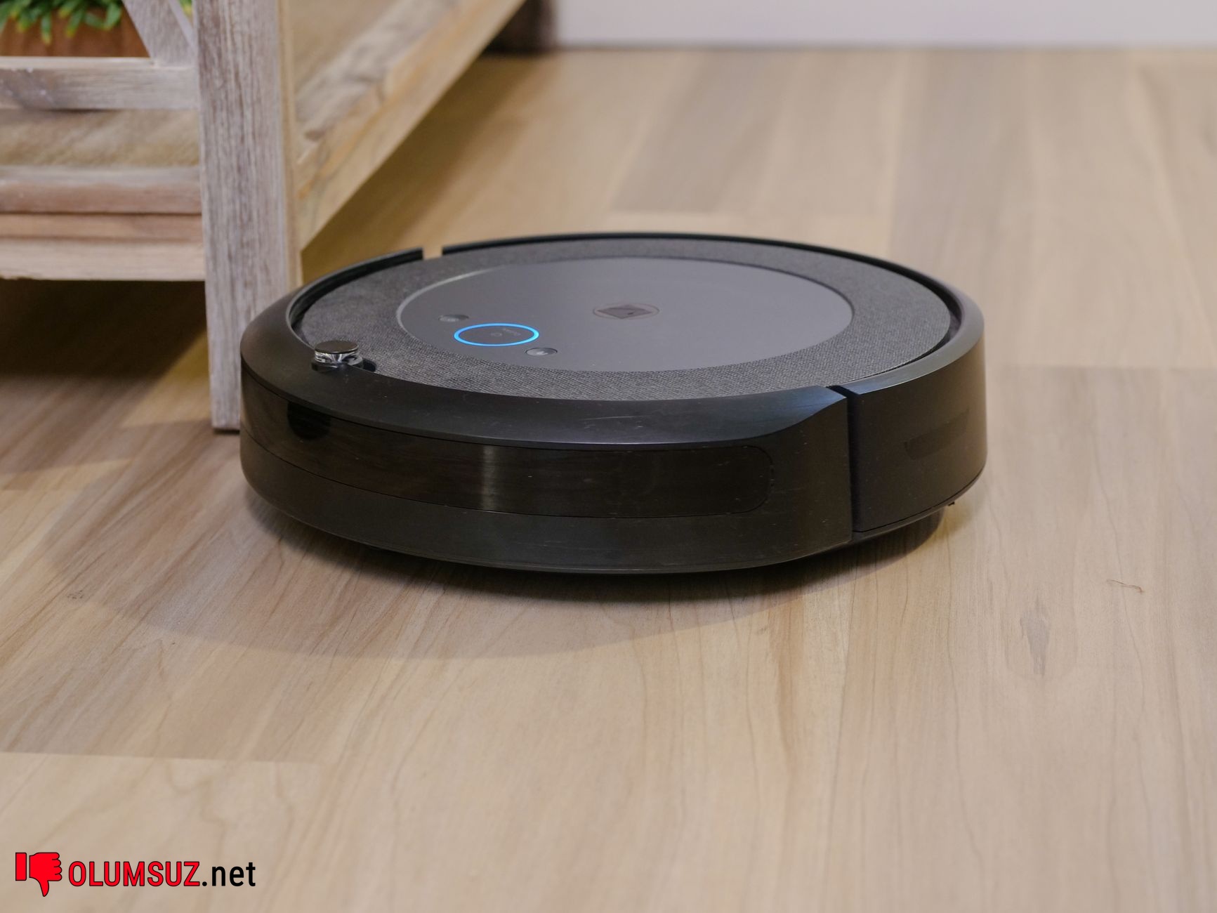 Ev içinde robot süpürge, halıda toz birikimi azaltıyor