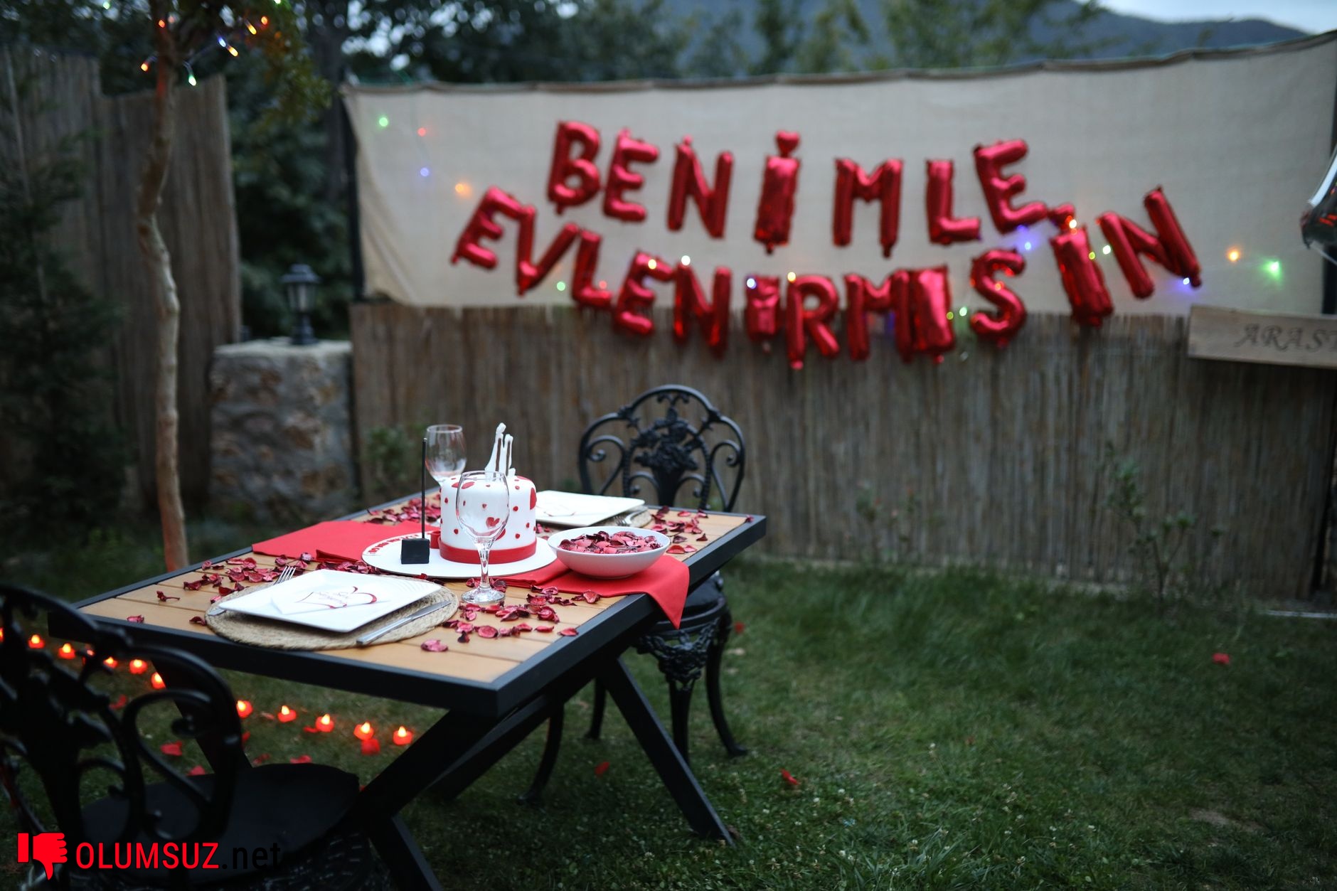 El ile boğazı tutan kişi ve sakinleşme mesajı