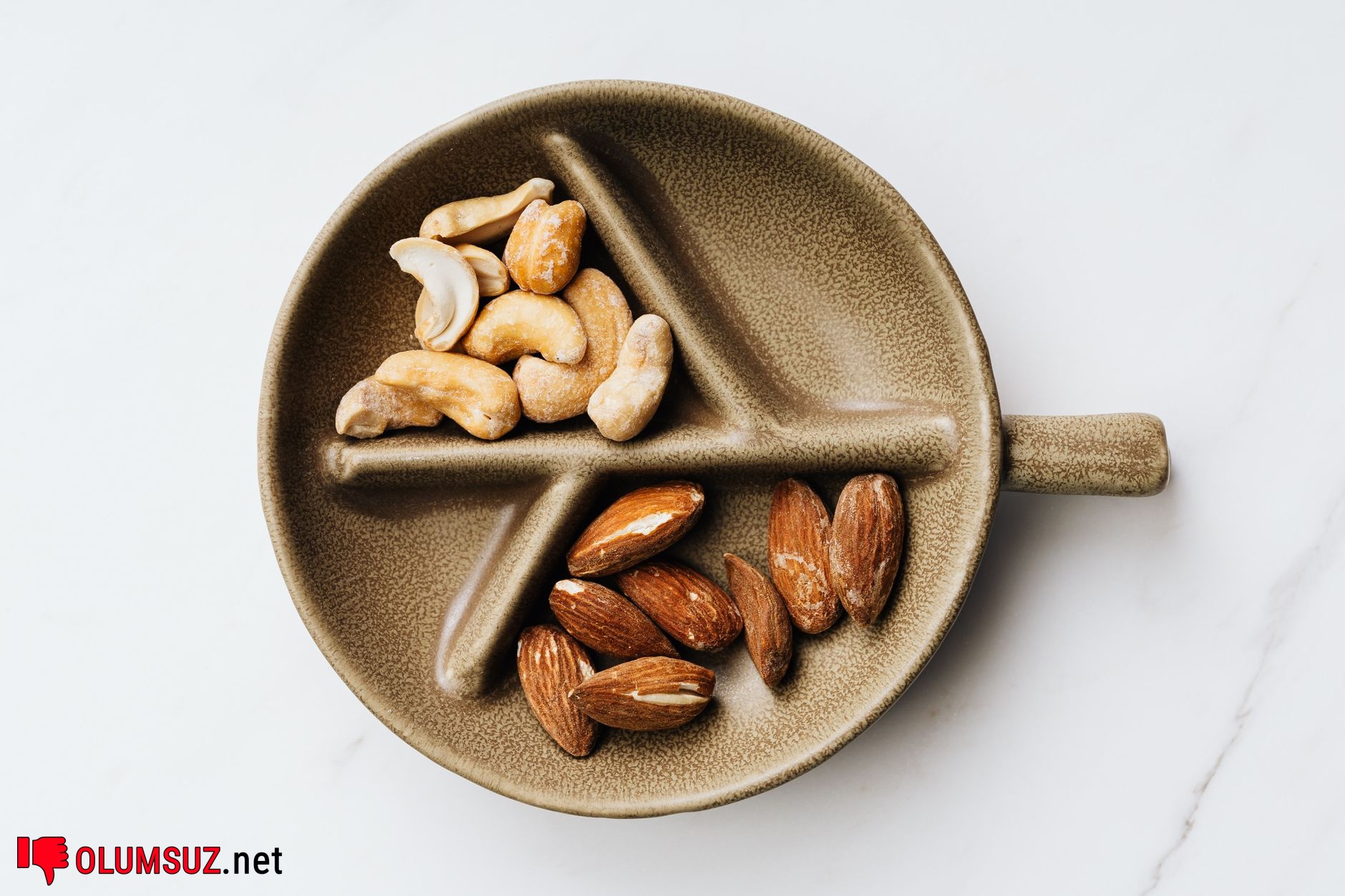 Protein kaynakları yanında su şişesi, dengeli beslenme görseli