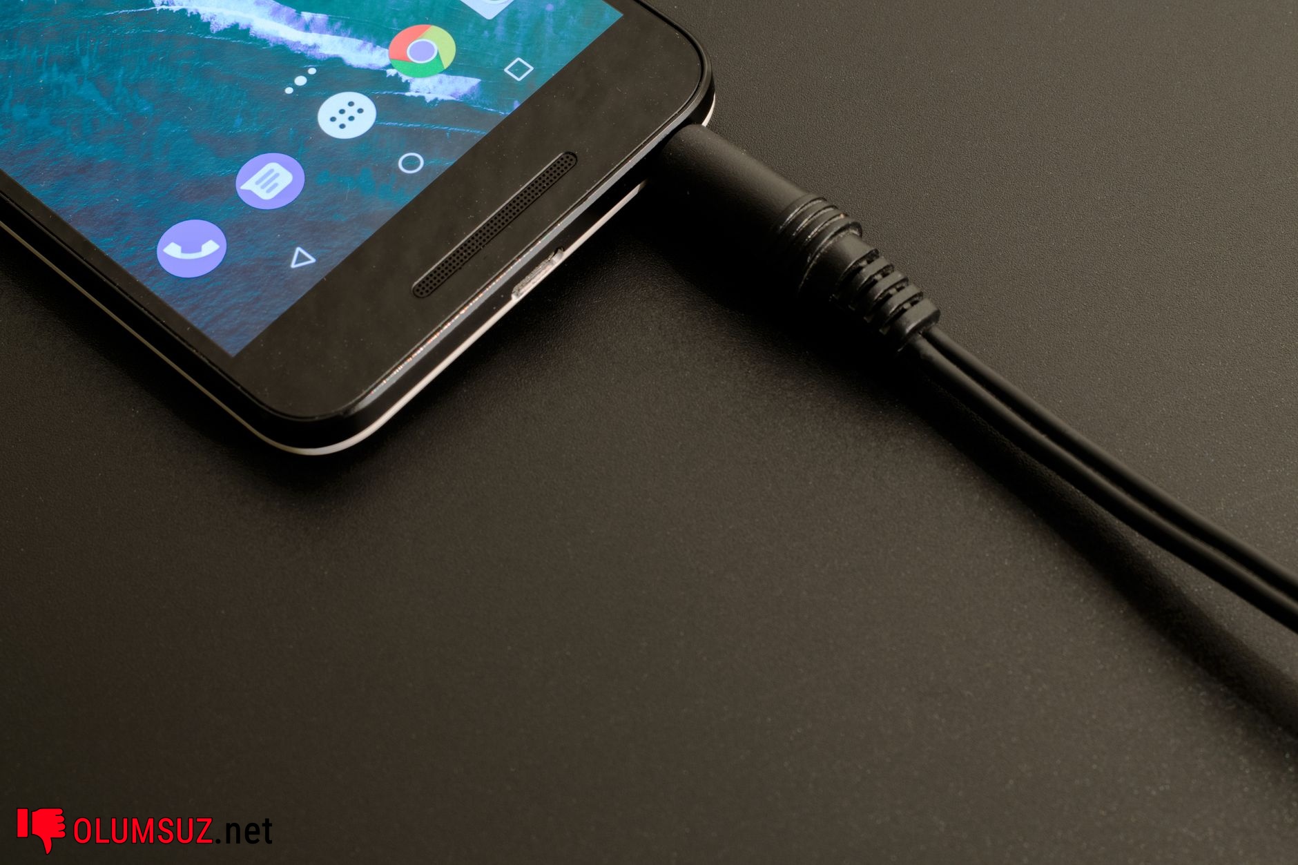 Telefon şarjı sonrası güvenli kullanım ve ısı kontrolü görseli