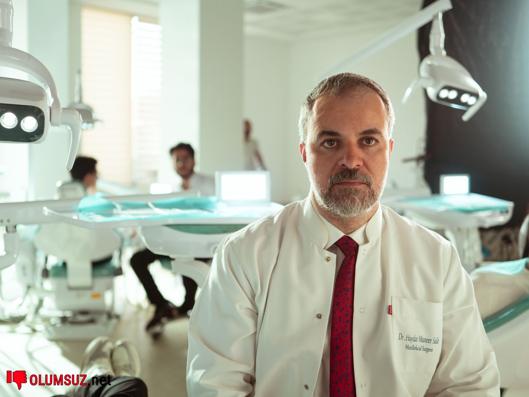 Ağız çalkalama şişesi yanında diş fırçası ve diş sağlığı
