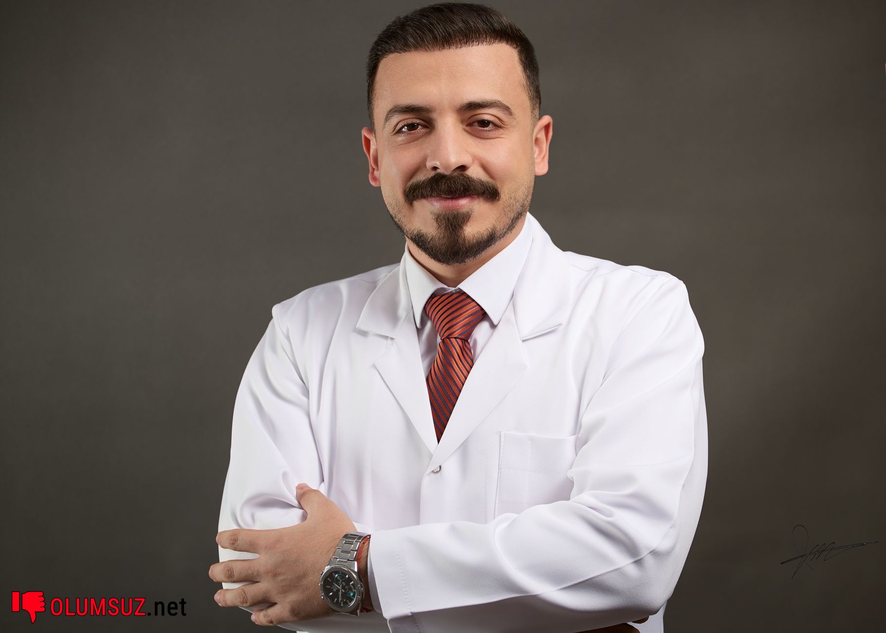 Ağız spreyi şişesi üzerinde uyarı etiketi okunuyor