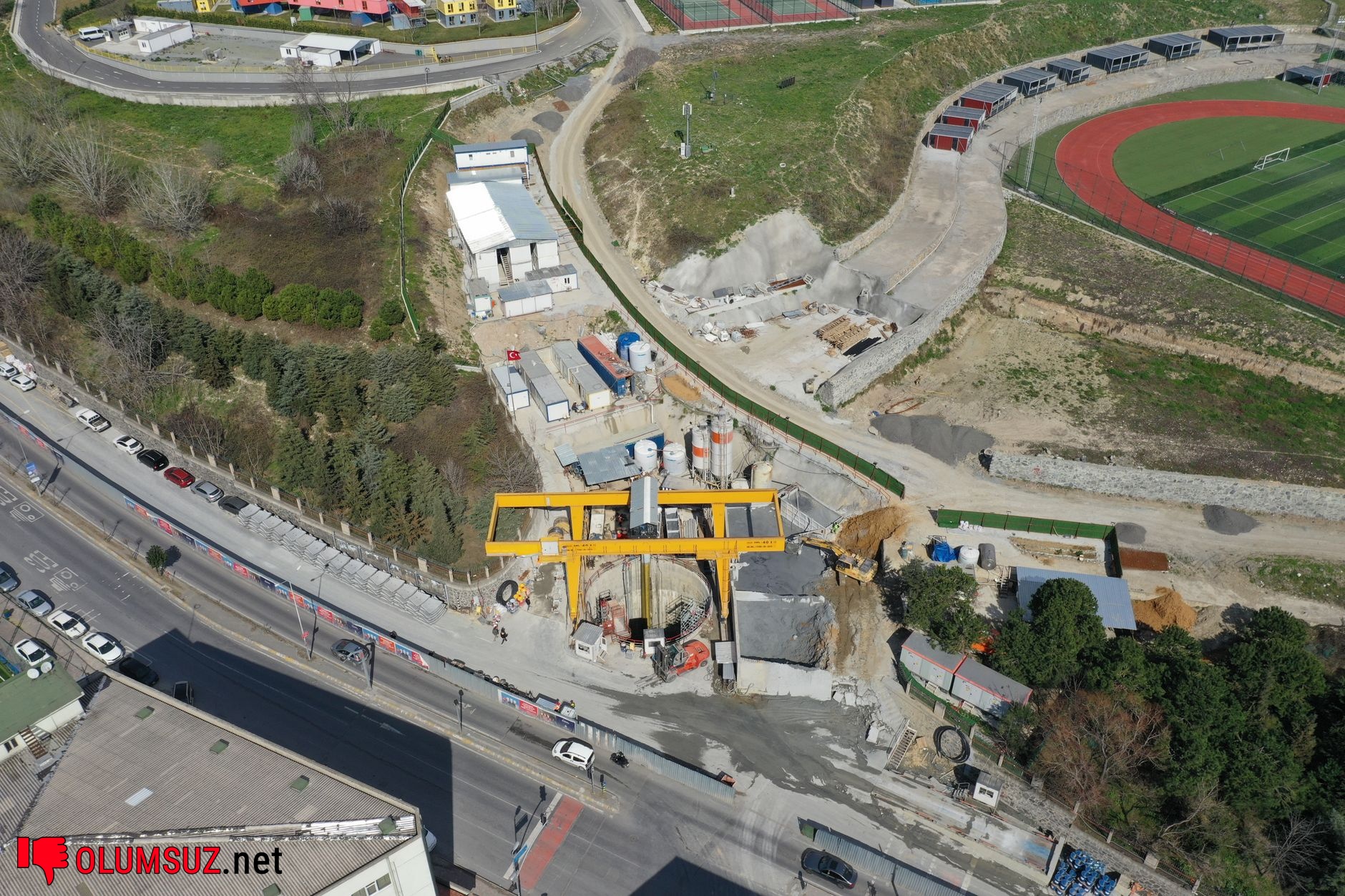Hekim diş beyazlatma sonrası kontrol yapıyor, mine onarımı