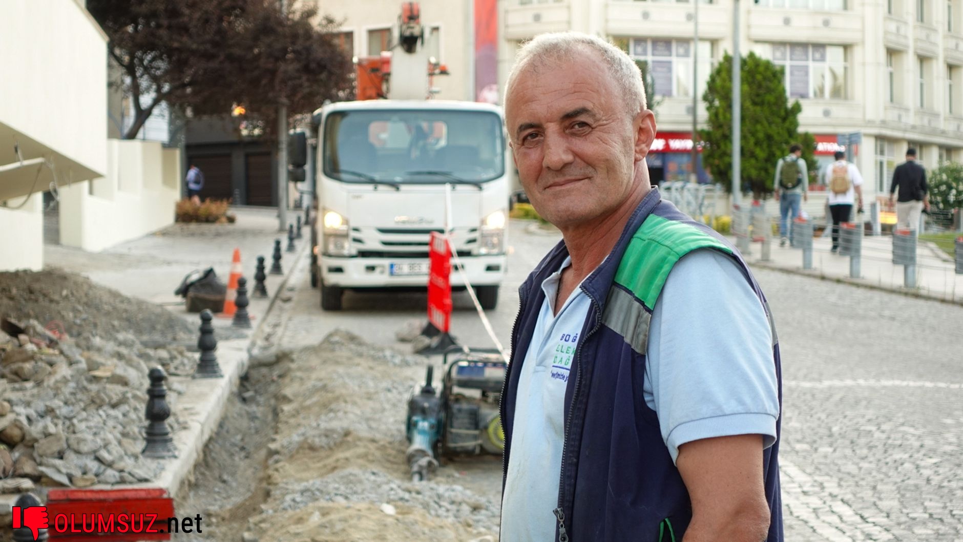 Diş doktoru, ağız muayenesiyle diş eti kanamasını inceliyor
