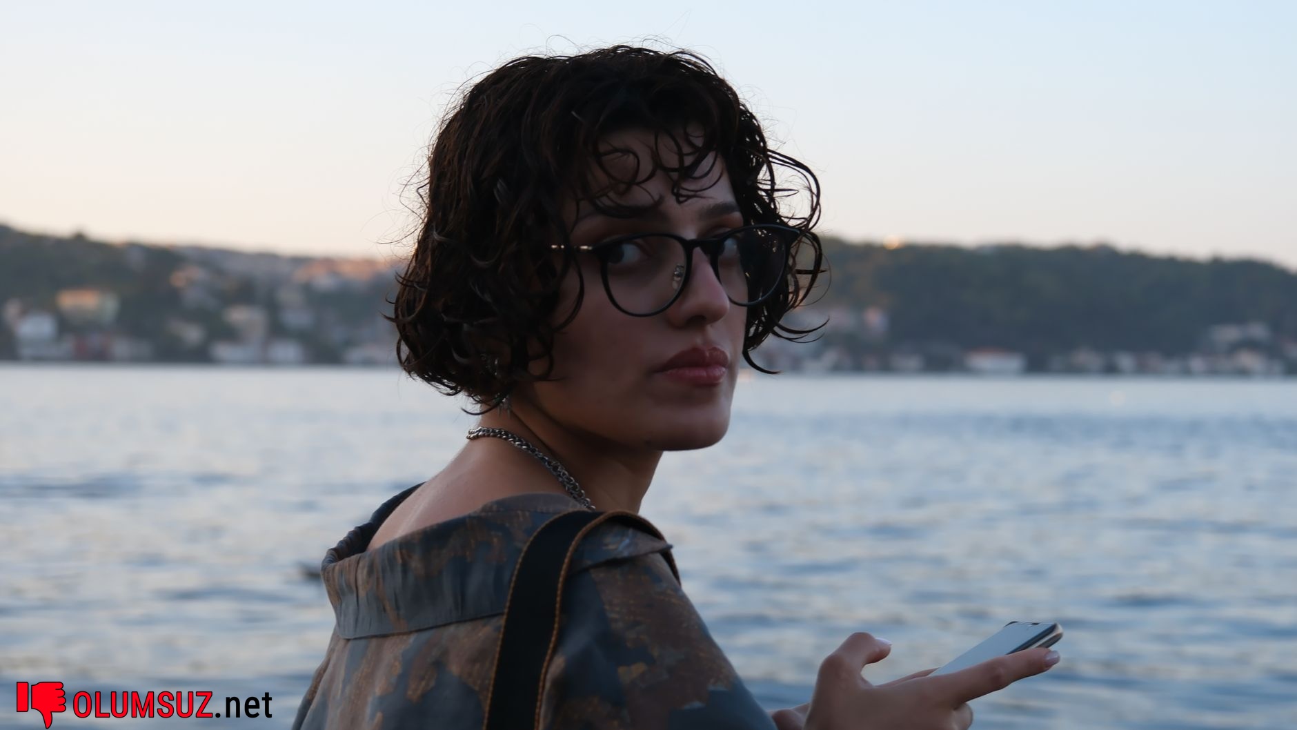 Diş minesini koruyan fırçalama ve güvenli beyazlatma karşılaştırması