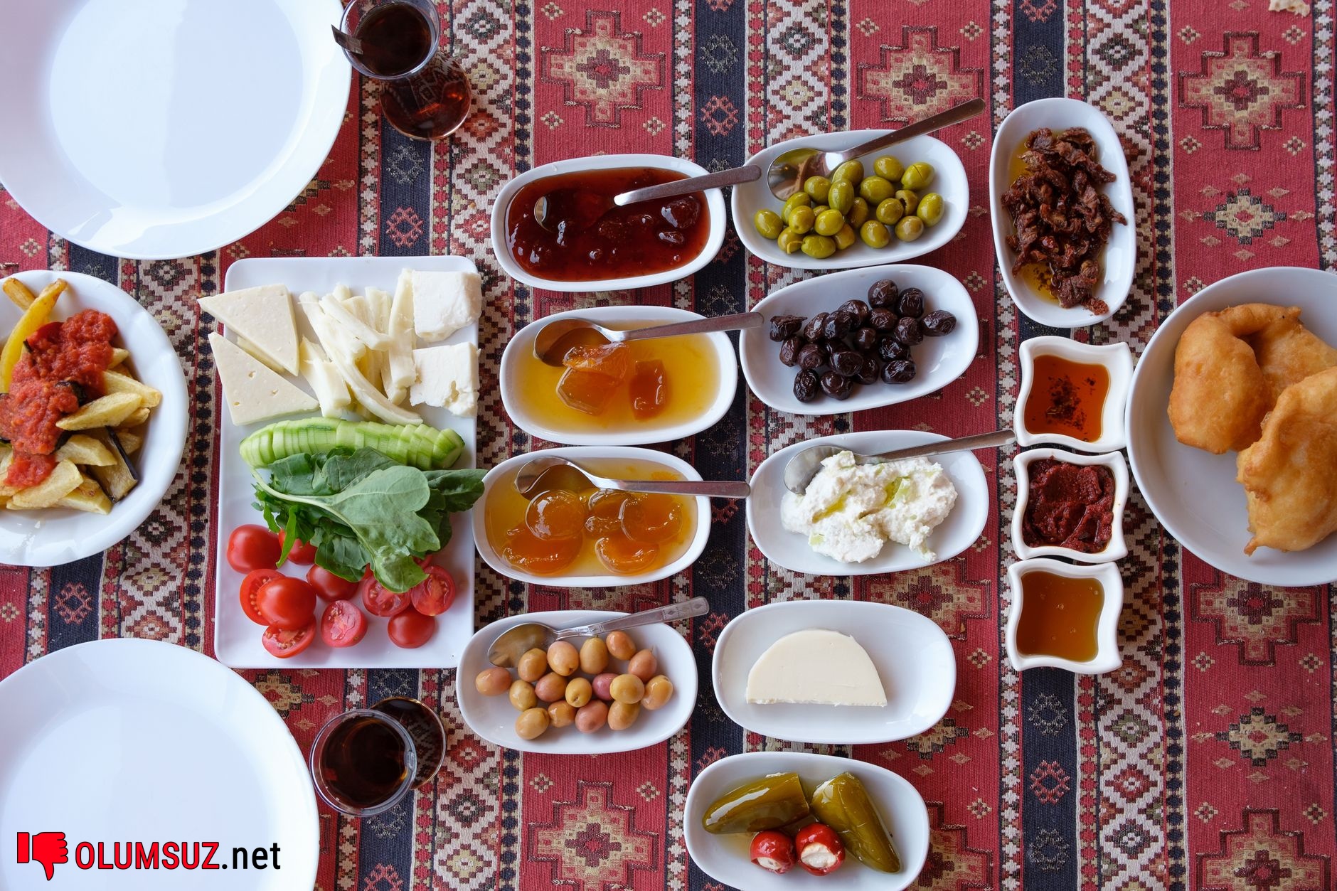 Laktozsuz diyet seçen bir alışveriş sepeti yakın plan
