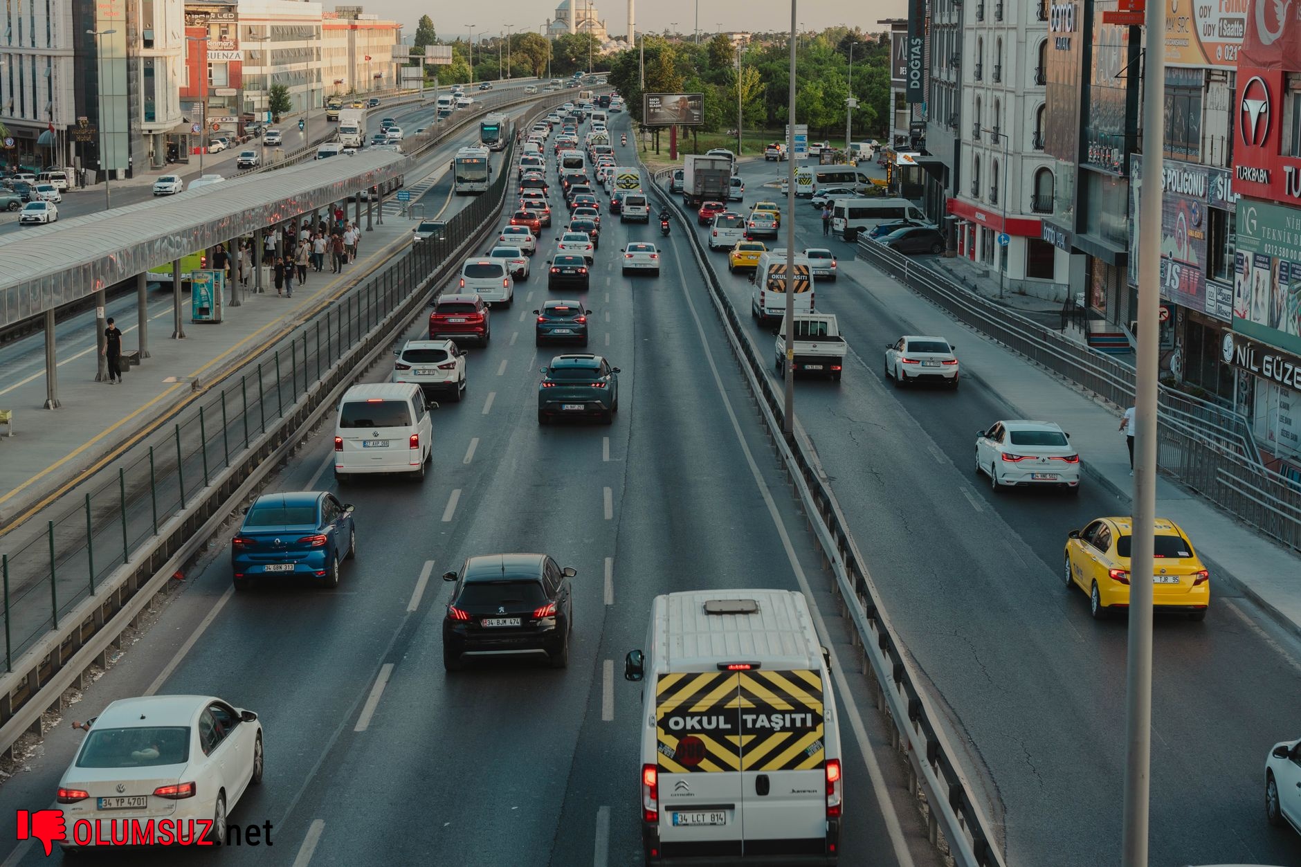 Psikolojik etkiyi anlatan beyin ve uyarı ikonları